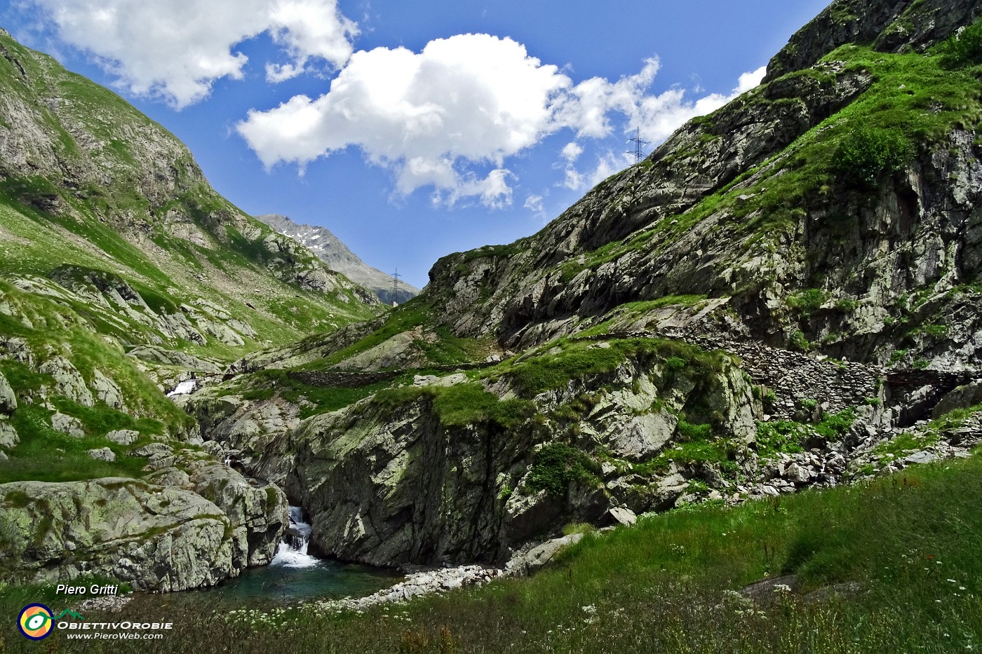 48 Salendo sul 308 la valle del Serio....JPG -                                
